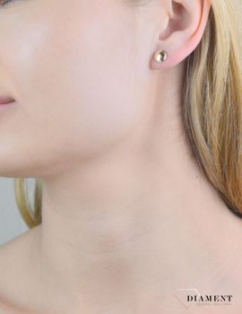 Kolczyki złote kulki grawerowane próba 375, KL 8725 375 Stylowe kolczyki wykonane z wysokiej jakości złota próby 585. Kolczyki mają kształt kulek spłaszczonych, ozdobionych grawerem. Kolczyki to ponadczasowa biżuteria, która pasuje do  (1).JPG